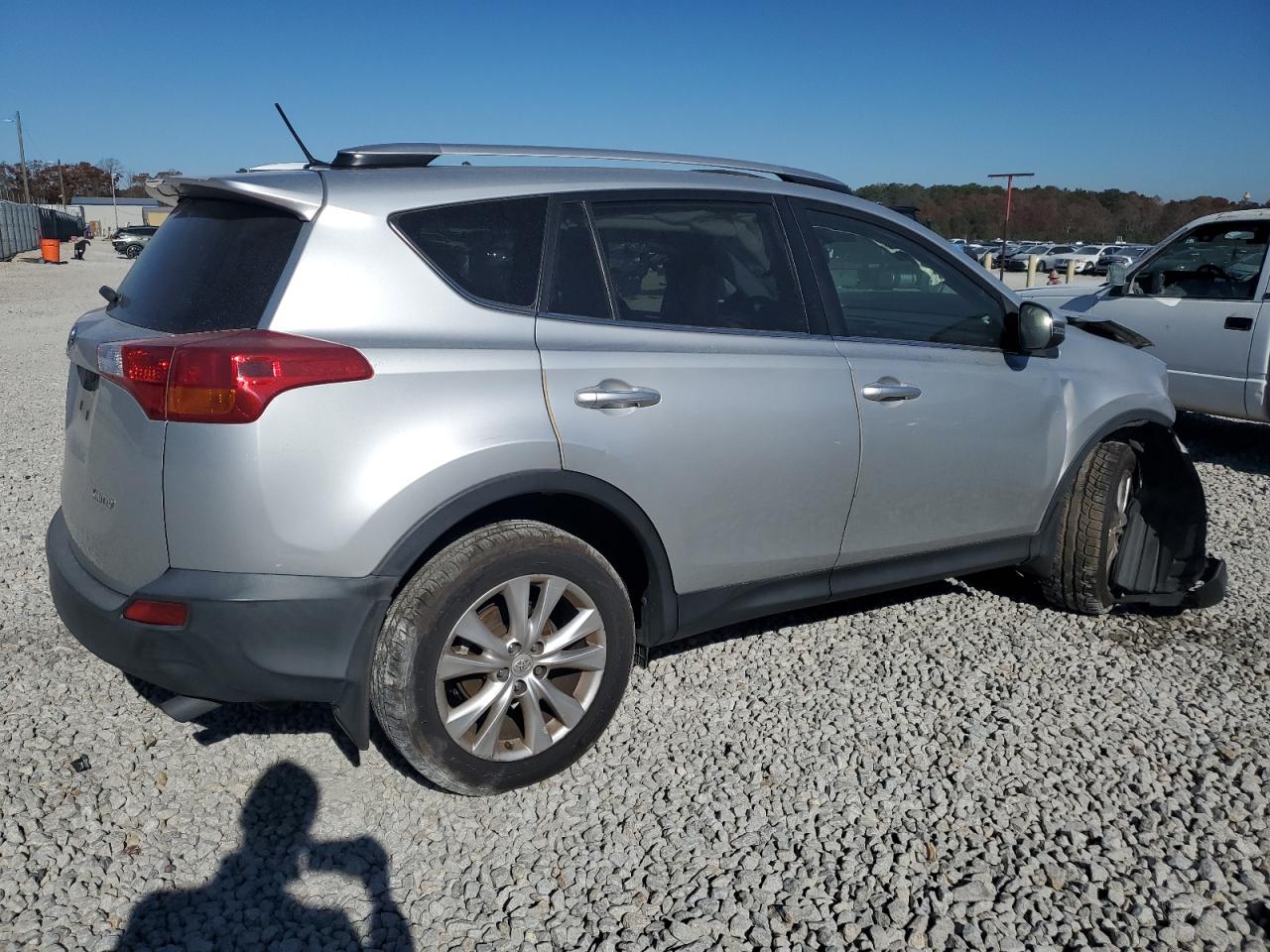 2015 Toyota RAV 4 VIN JTMYFREV2FJ049083 Copart auction photo, front end / minor dent/scratches damage thumbnail 3