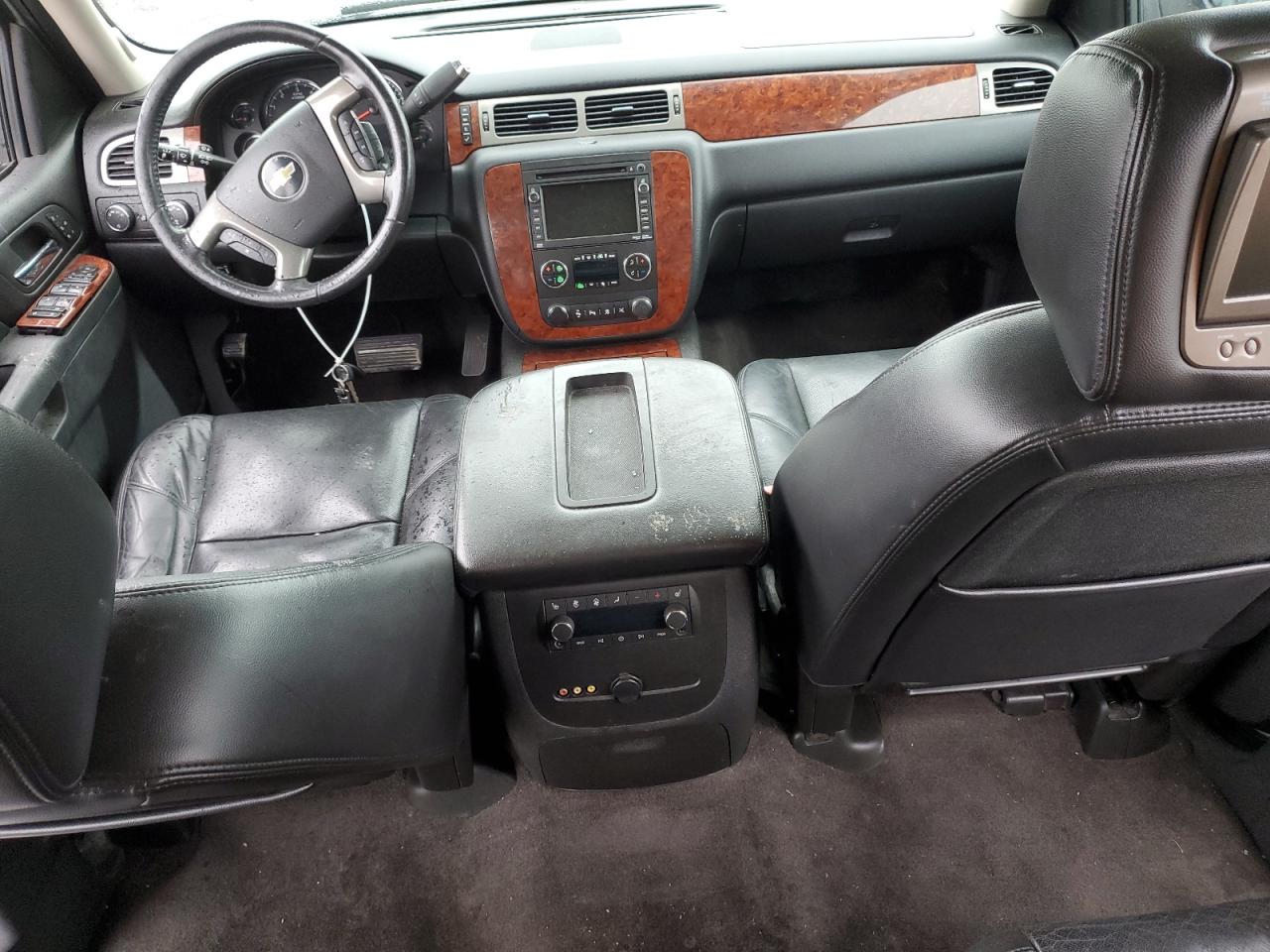 2011 Chevrolet Suburban VIN 1GNSKKE37BR100328 Copart auction photo, side / front end damage thumbnail 8