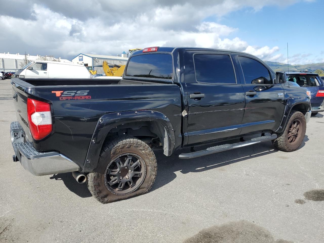 2015 Toyota Tundra VIN 5TFDW5F10FX437154 Copart auction photo, undercarriage / side damage thumbnail 3