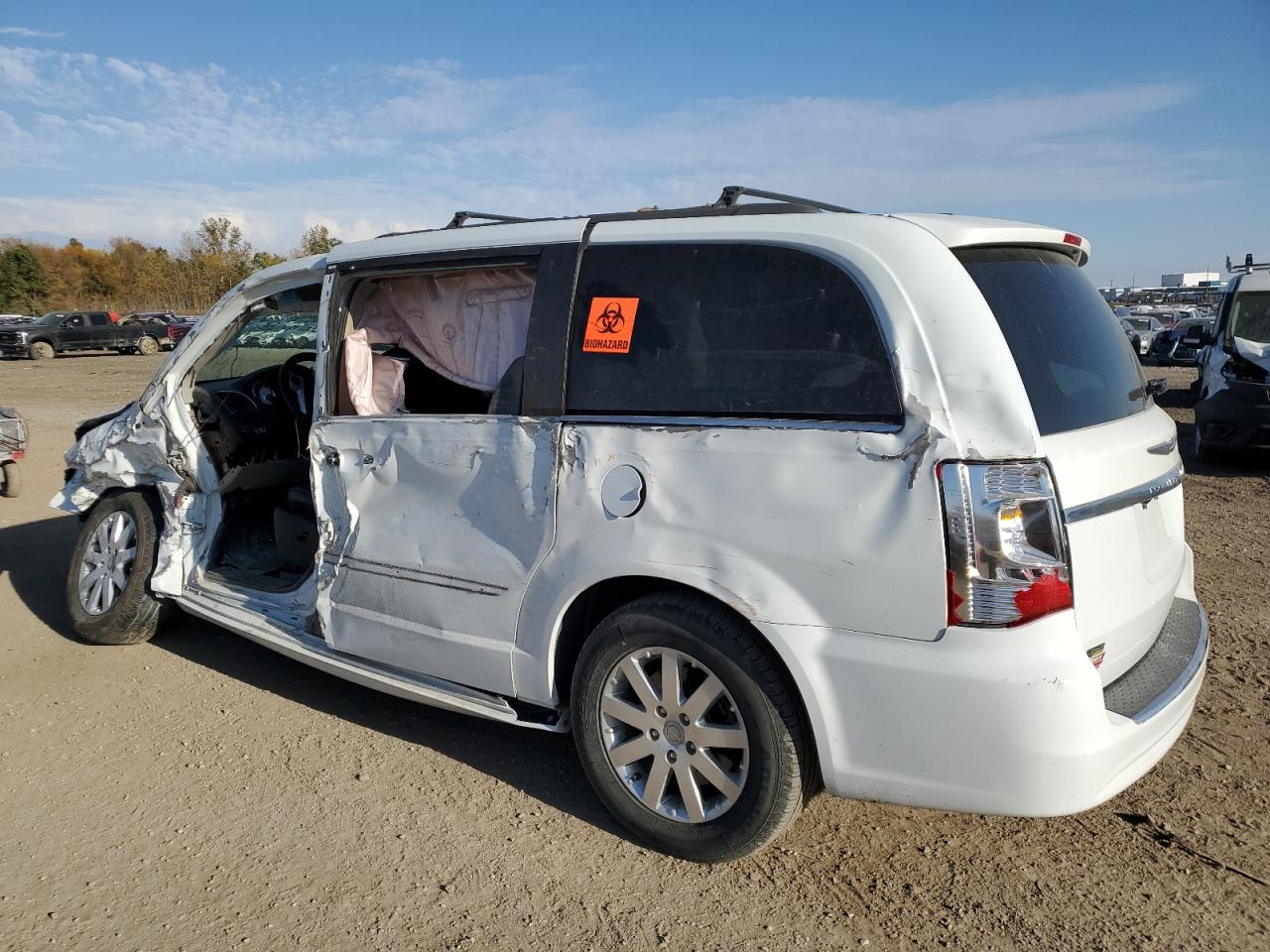2016 Chrysler Town & Country VIN 2C4RC1BG1GR118573 Copart auction photo, side / front end damage thumbnail 2