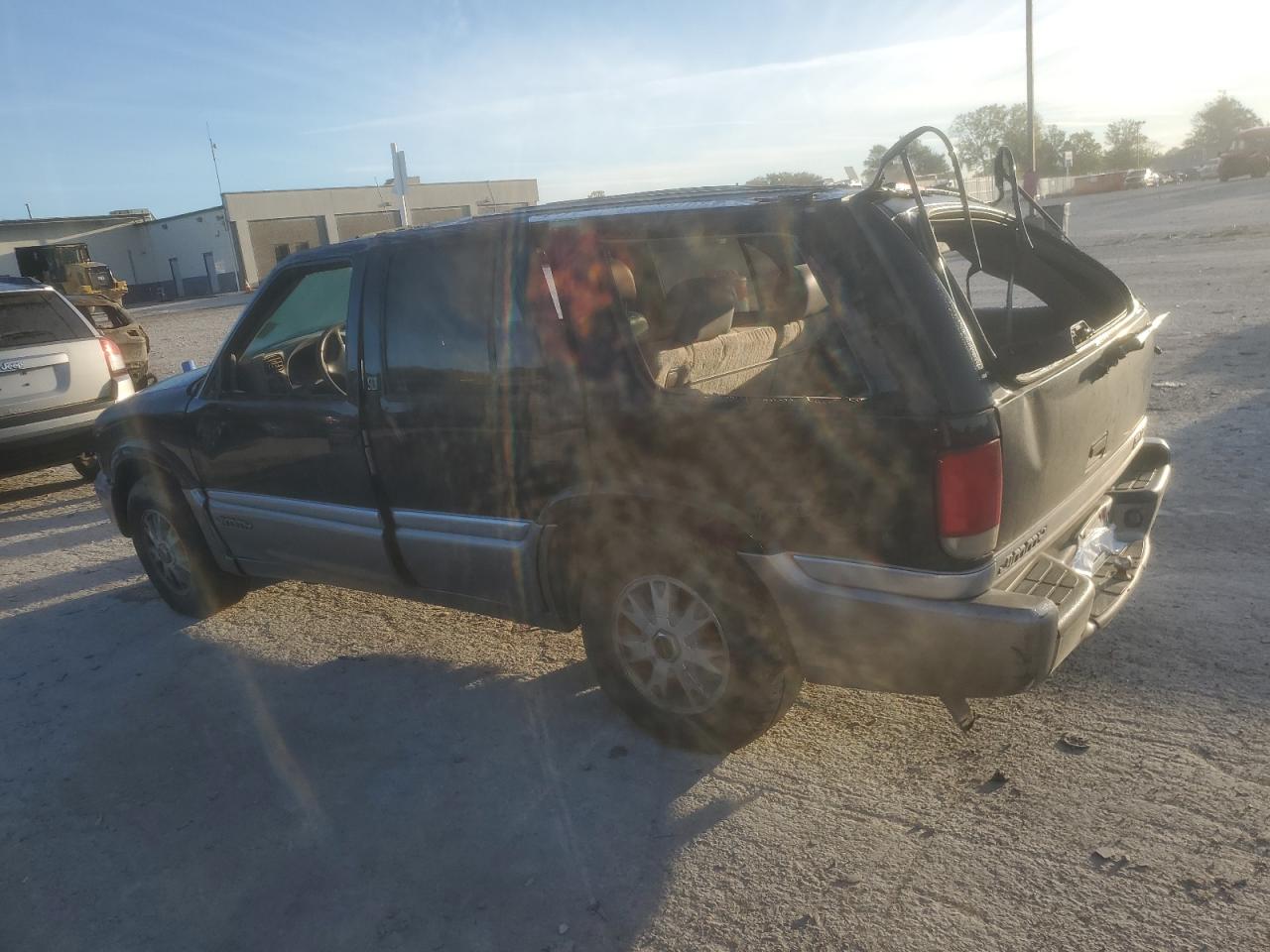 1998 GMC Jimmy VIN 1GKDT13W6W2552652 Copart auction photo, all over / mechanical damage thumbnail 2