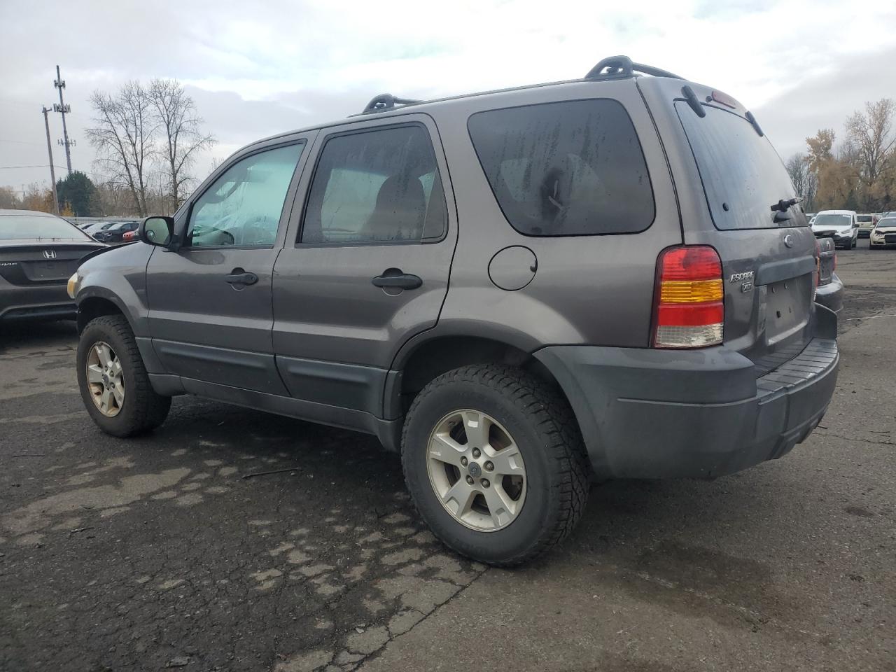 2005 Ford Escape VIN 1FMYU93115KB28352 Copart auction photo, front end / minor dent/scratches damage thumbnail 2