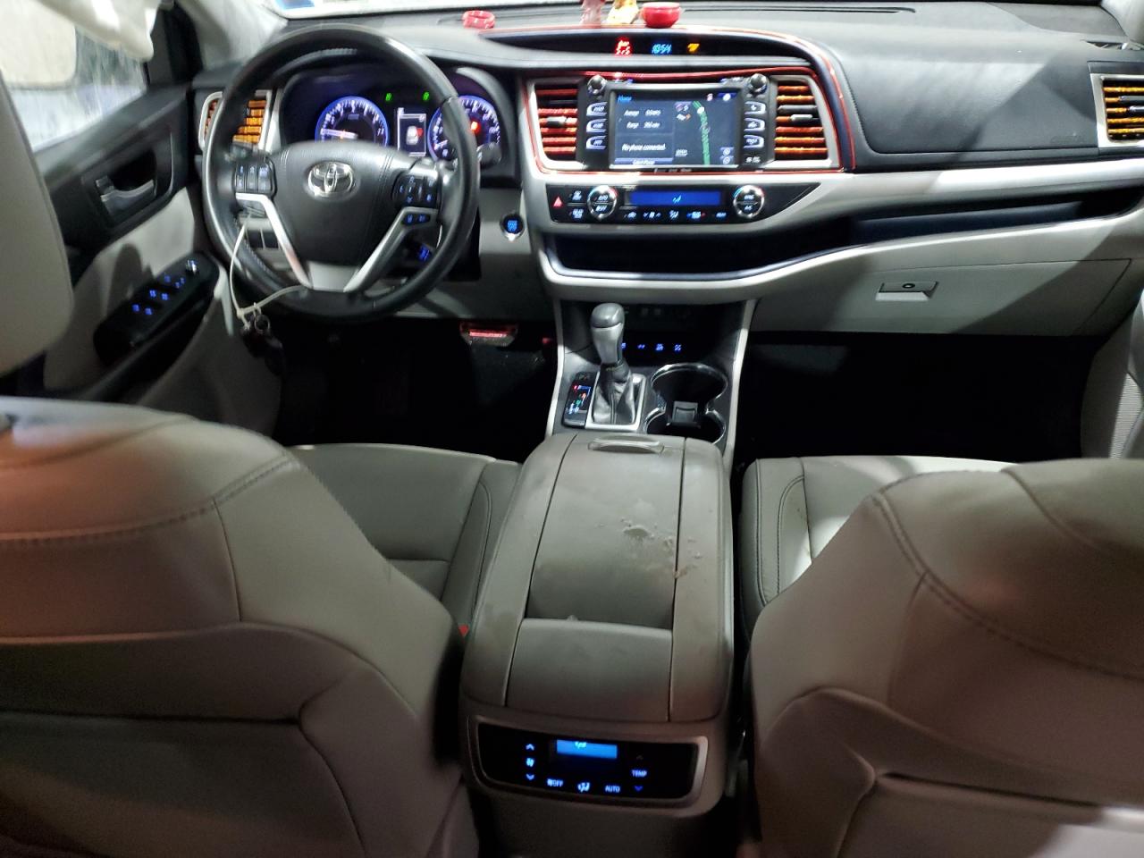2018 Toyota Highlander VIN 5TDJZRFH0JS869143 Copart auction photo, front end damage thumbnail 8