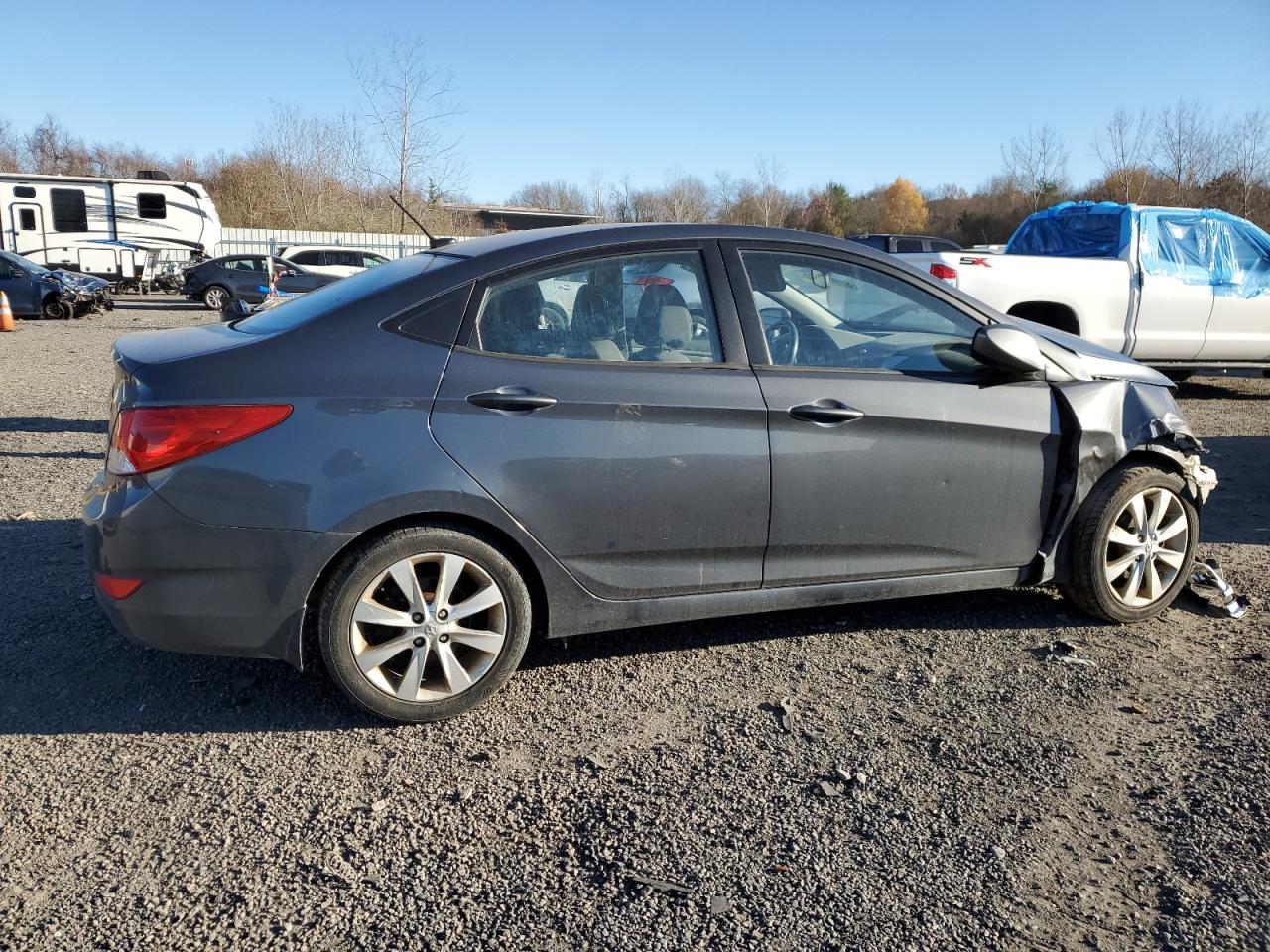 2013 Hyundai Accent VIN KMHCU4AE2DU343373 Copart auction photo, front end / minor dent/scratches damage thumbnail 3
