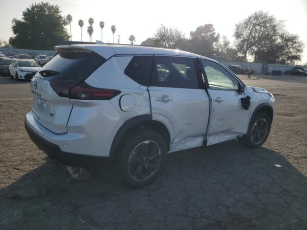 NISSAN ROGUE WHITE - 5N1BT3BA5RC677074