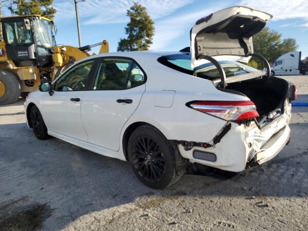 TOYOTA CAMRY WHITE - 4T1G11AKXLU343408