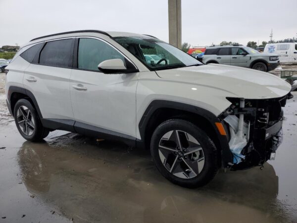 HYUNDAI TUCSON WHITE - 5NMJBCDE4SH491021