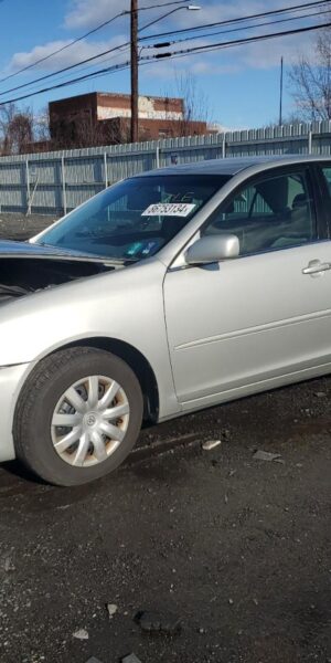 TOYOTA CAMRY SILVER - 4T1BE32K65U409884