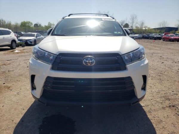 Toyota Highlander 2019 White — 5TDJZRFH0KS614932