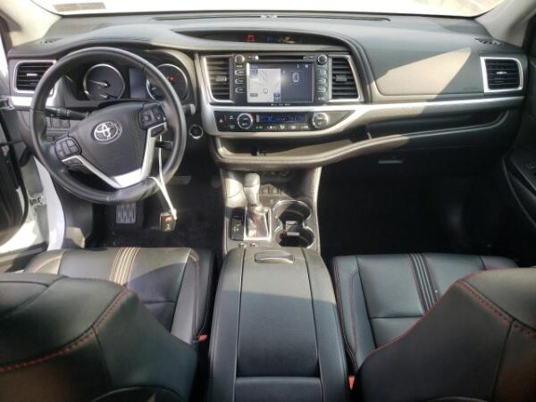 Toyota Highlander 2019 White — 5TDJZRFH0KS614932