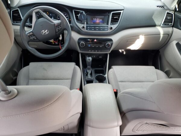 HYUNDAI TUCSON SILVER - KM8J3CA28GU110774