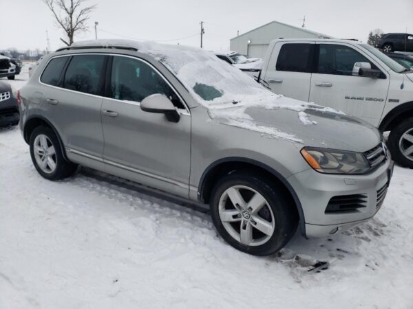 VOLKSWAGEN TOUAREG SILVER - WVGFG9BP9BD001966