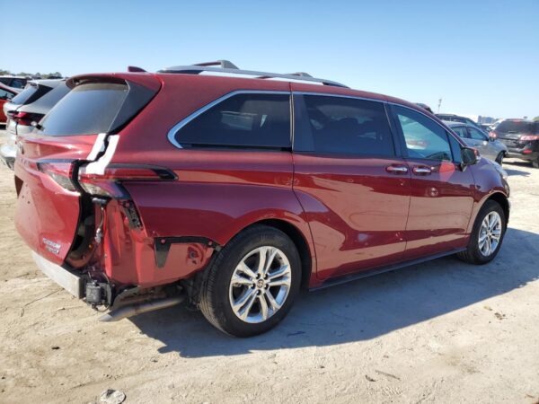 TOYOTA SIENNA MAROON - 5TDESKFCXPS092738