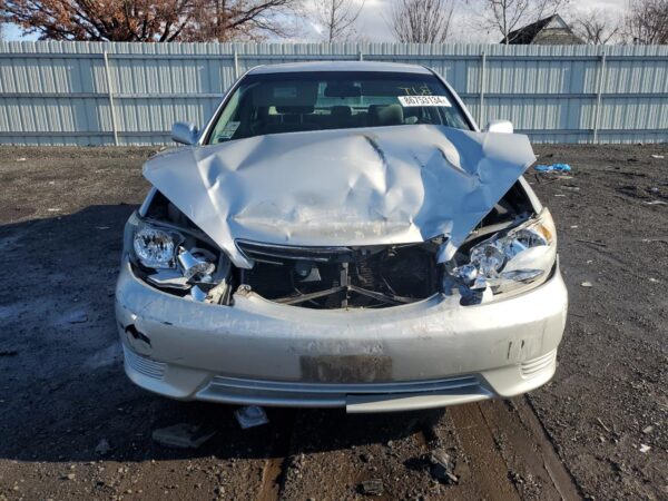 TOYOTA CAMRY SILVER - 4T1BE32K65U409884