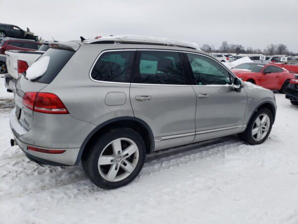 VOLKSWAGEN TOUAREG SILVER - WVGFG9BP9BD001966