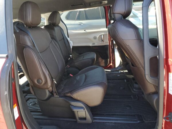 TOYOTA SIENNA MAROON - 5TDESKFCXPS092738