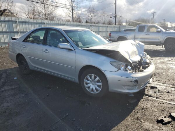 TOYOTA CAMRY SILVER - 4T1BE32K65U409884