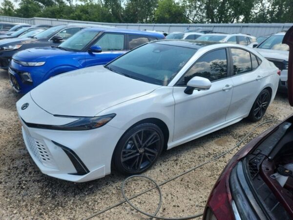 2025 Toyota Camry White - JTNA1BCK303006945