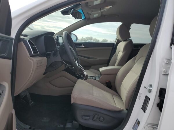HYUNDAI TUCSON WHITE - KM8J33A46MU381135