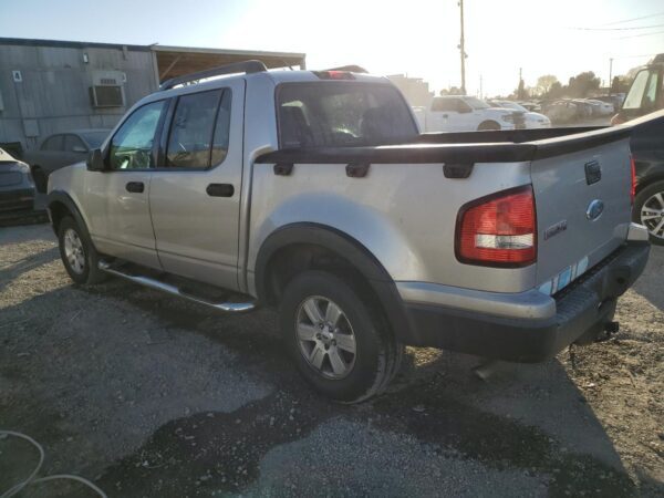 FORD EXPLORER SILVER - 1FMEU31K47UA43251