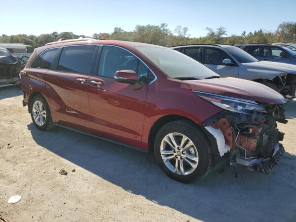 TOYOTA SIENNA MAROON - 5TDESKFCXPS092738
