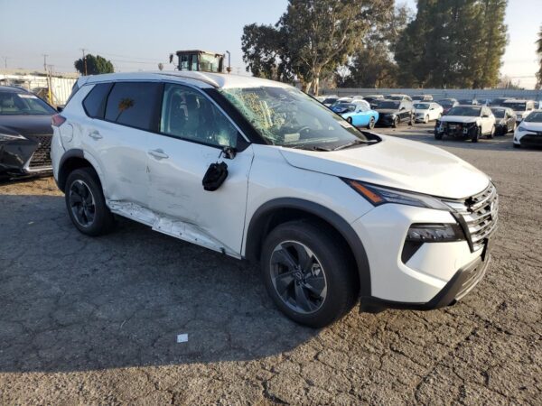 NISSAN ROGUE WHITE - 5N1BT3BA5RC677074