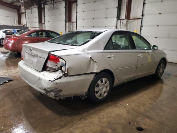 TOYOTA CAMRY SILVER - 4T1BE32K44U913977