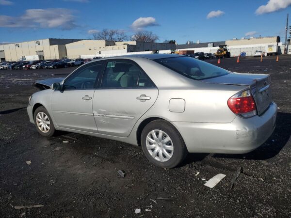 TOYOTA CAMRY SILVER - 4T1BE32K65U409884