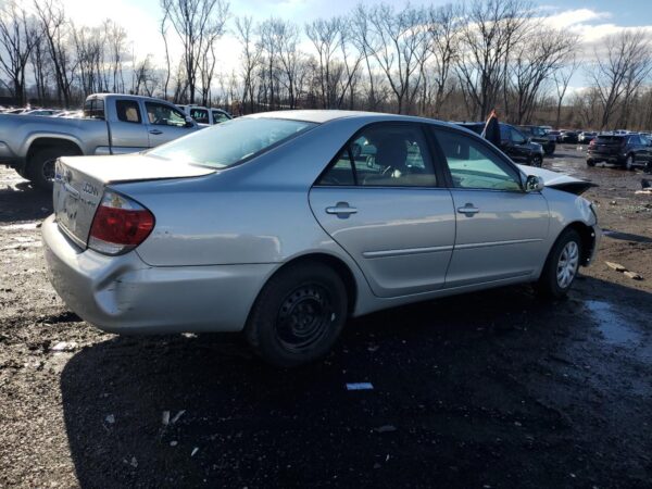 TOYOTA CAMRY SILVER - 4T1BE32K65U409884