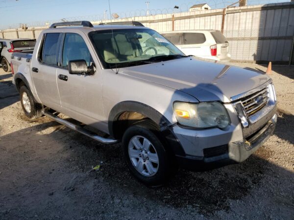 FORD EXPLORER SILVER - 1FMEU31K47UA43251