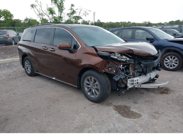 Toyota Sienna 2022 Brown - 5TDGRKEC9NS129216