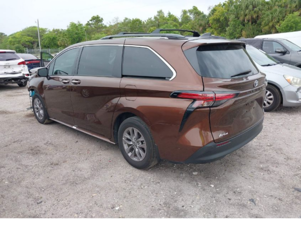 Toyota Sienna 2022 Brown - 5TDGRKEC9NS129216
