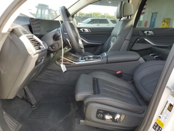 BMW X7 M60iX 2023 White — 5UX33EM04P9N46400